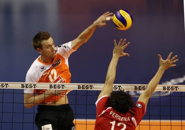 Paul Carroll im Angriff, Diego Ferreira Guardiano Volleyball Bundesliga Herren Saison 2014 2015 04.02.2015 BR Volleys Berlin vs. TV Rottenburg