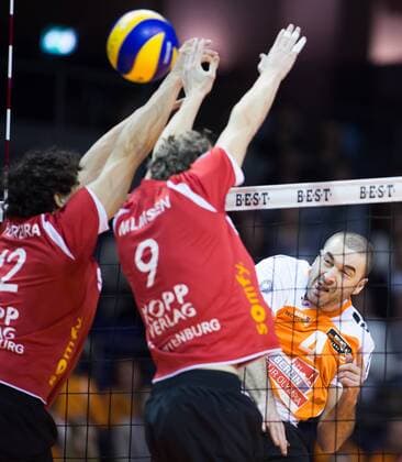 Berlin, Deutschland, 04.02.2015: Volleyball Bundesliga Saison 2014 2015 - BR Volleys - TV Rottenburg. Aleksandar Spirovski (BR Volleys 4) gegen den Block aus Diego Ferreira Guardiano (Rottenburg 12), Lars Wilmsen (Rottenburg 9)