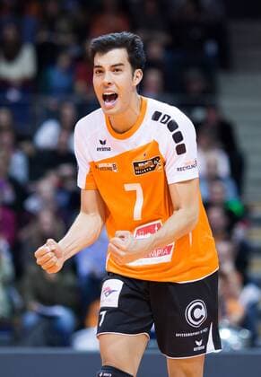 Berlin, Deutschland, 04.02.2015: Volleyball Bundesliga Saison 2014 2015 - BR Volleys - TV Rottenburg. Kawika Shoji (BR Volleys 7) jubelt