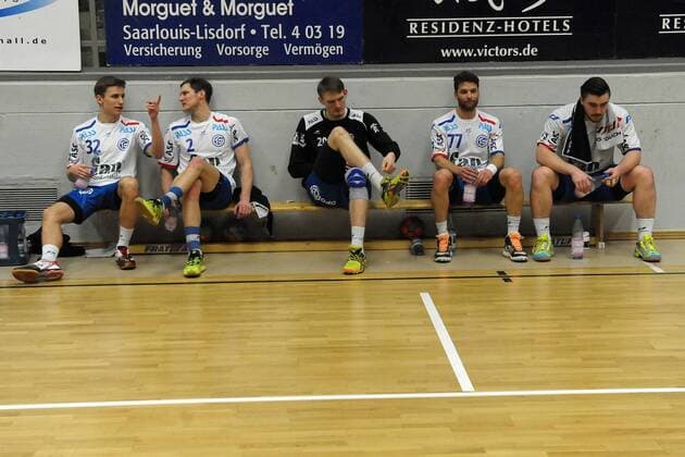 Enttaeuschung auf breiter Ebene nach dem Schlusspfiff bei Grosswallstadt, HG Saarlouis vs TV Grosswallstadt, Handball, 2.Bundesliga, Saison 2014 2015, 05.02.15, , EP_PFZ
