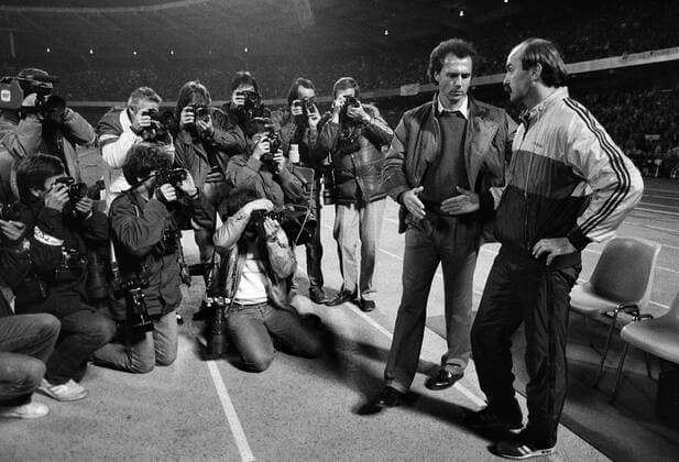 Fussball Nationalmannschaft Saison 1984 Deutschland - Schweden WM Qualifikation 1986 17.10.1984 Teamchef Franz BECKENBAUER (links) und Co Trainer Horst KÖPPEL (rechts) nach dem Spiel umlagert von Fotografen. xxNOxMODELxRELEASExx