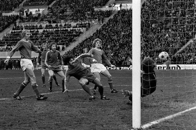Fussball 1. Bundesliga Saison 1973 1974 FC Bayern Muenchen - Schalke 04 23. Spieltag 09.02.1974 Gerd MUELLER (FC Bayern Mitte) erzielt gegen Torhueter Norbert NIGBUR (Schalke rechts) sein 250. Bundesligator xxNOxMODELxRELEASExx