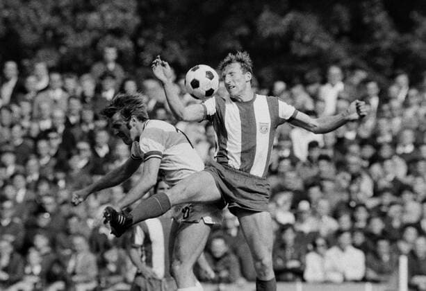 Fussball 1. Bundesliga Saison 1969 1970 Borussia Moenchengladbach - FC Bayern Muenchen 2. Spieltag 23.08.1969 Guenter NETZER (Gladbach links) gegen Hans-Georg, Katsche, SCHWARZENBECK (FC Bayern Muenchen) xxNOxMODELxRELEASExx