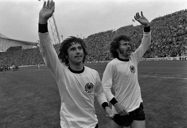 Fussball, WM 1974 Finale in Muenchen Deutschland 2-1 Holland 07.07.1974 Gerd MUELLER (links) und Paul BREITNER (rechts beide Deutschland) jubeln nach dem WM-Titel. xxNOxMODELxRELEASExx