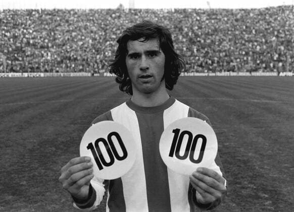 Fussball 1. Bundesliga Saison 1972 1973 FC Bayern Muenchen - Schalke 04 6. Spieltag 07.10.1972 Gerd MUELLER haelt zwei Schilder aus Pappe mit der Aufschrift 100 fuer sein 200. Bundesligator. xxNOxMODELxRELEASExx