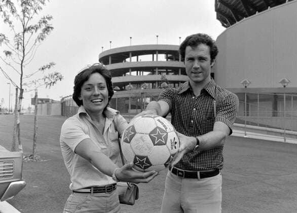 Fussball NASL Saison 1976 1977 Rosi MITTERMAIER (links) und Franz BECKENBAUER (rechts, beide BR Deutschland) vor dem Giants Stadion 01.08.1977 xxNOxMODELxRELEASExx