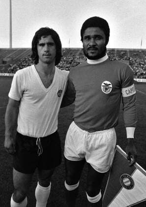 Fussball Freundschaftsspiel FC Bayern Muenchen 1. FC Nuernberg - Benfica Lissabon 22.05.1973 Gerd MUELLER (Bayern links) und EUSEBIO (Benfica rechts) posieren vor dem Spiel. xxNOxMODELxRELEASExx