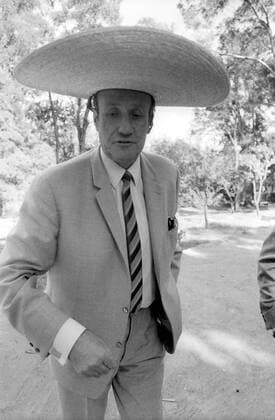 Bundestrainer Helmut Schön (re., BR Deutschland) begutachtet das Hotel in Puebla