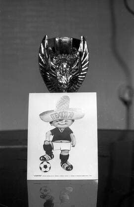 Der Jules-Rimet-Pokal mit einem Bild von Juanito - Maskottchen der Fußball-WM 1970 in Mexiko