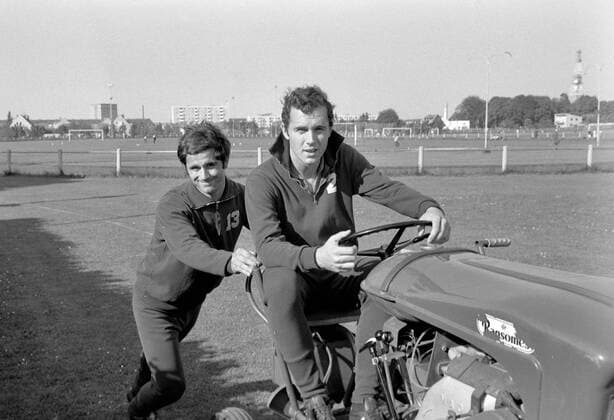 FUSSBALL 1. BUNDESLIGA SAISON 1969 1970 Training FC Bayern München 11.06.1969 Gerd Müller (links) schiebt Franz BECKENBAUER (rechts) auf einem Traktor. xxNOxMODELxRELEASExx