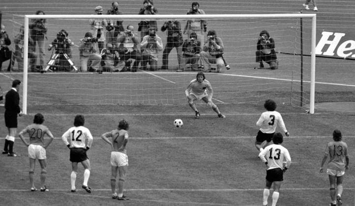 Fussball Weltmeisterschaft 1974 Finale Deutschland - Holland 07.07.1974 Paul BREITNER (Deutschland Nr. 3) erzielt per Elfmeter das Tor zum 1:1 gegen Torwart Jan JONGBLOED (hinten, Holland) xxNOxMODELxRELEASExx