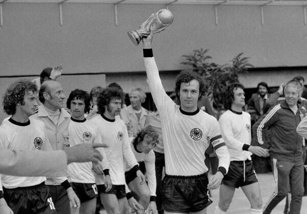 Fussball Weltmeisterschaft 1974 Finale Deutschland - Holland 07.07.1974 Franz BECKENBAUER (Deutschland) jubelt mit dem WM Pokal. xxNOxMODELxRELEASExx