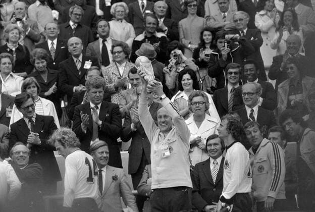 Fussball Weltmeisterschaft 1974 Finale Deutschland - Holland 07.07.1974 Uli HOENESS (Nr. 14), Bundeskanzler Helmut SCHMIDT, Bundestrainer Helmut SCHOEN (Deutschland) jubelt mit dem WM-Pokal, Bernd HOELZENBEIN und Horst-Dieter HOETTGES (v.li.) xxNOxMODELxRELEASExx