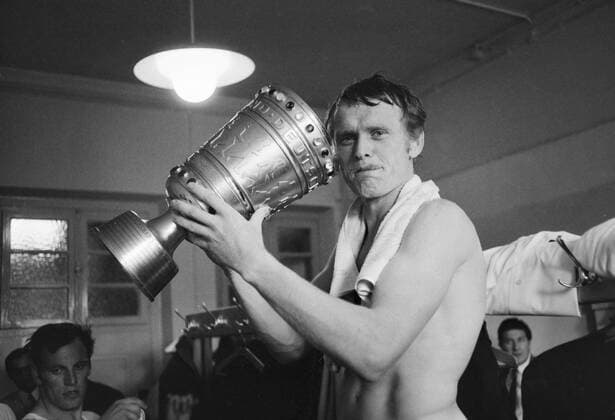 FUSSBALL DFB POKAL SAISON 1968 1969 im Frankfurter Waldstadion Finale FC Bayern Muenchen - Schalke 04 14.06.1969 Kabinenfeier FC Bayern Muenchen; Torhueter Sepp MAIER nimmt einen Schluck aus dem Pokal. xxNOxMODELxRELEASExx