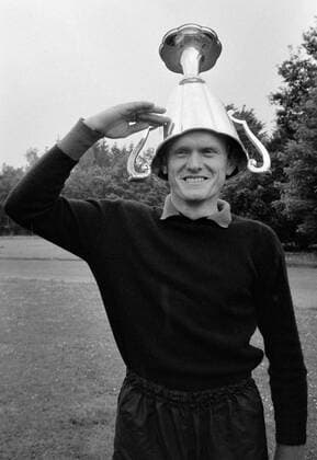 FUSSBALL Europapokal der Pokalsieger 1966 1967 Torhueter Sepp MAIER (FC Bayern) hat den Pokal auf dem Kopf 30.06.1967 xxNOxMODELxRELEASExx