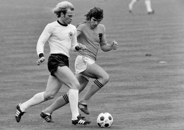 Fussball Weltmeisterschaft 1974 Finale Deutschland - Holland 07.07.1974 Uli HOENESS (Deutschland links) gegen Willem VAN HANEGEM (Holland) xxNOxMODELxRELEASExx