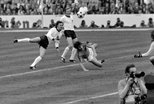 Fussball Weltmeisterschaft 1974 Finale Deutschland - Holland 07.07.1974 Franz BECKENBAUER (Deutschland links) gegen Wim VAN HANEGEM (Holland) xxNOxMODELxRELEASExx