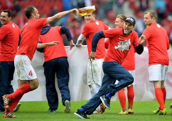 Samstag 10.05.2014, 1. Fussball Bundesliga 34. Spieltag, Saison 2013 2014 in Mainz, 1. FSV Mainz 05 erreicht die Qualifikation zur Europa League 2014 2015, Der Mainzer Trainer Thomas Tuchel wird vom Mainzer Nikolce Noveski mit einem Bier geduscht. DeFodi010420001058