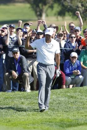 February 5, 2015: Tiger Woods waves to the crowd after sinking his putt on the Torrey Pines Golf Course (North) at the Farmers Insurance Open in San Diego, Ca. GOLF: FEB 05 PGA Golf Herren - Farmers Insurance Open - First Round Icon150205242 EDITORIAL USE ONLY