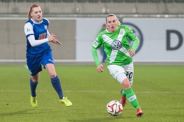v.li.: Maike Berentzen (SV Meppen) eilt Stephanie Bunte (VfL Wolfsburg) hinterher, Fussball, Frauen, Testspiel, VfL Wolfsburg - SV Meppen, xobx