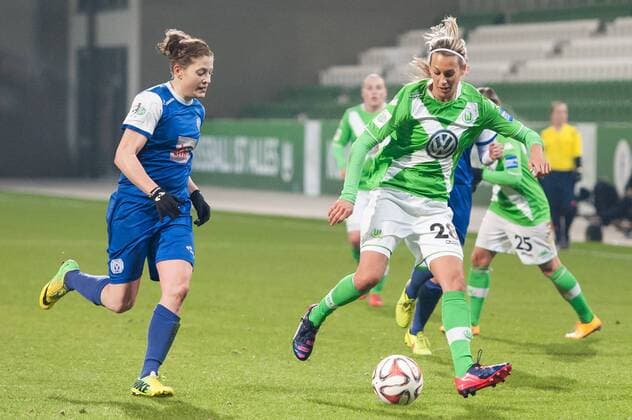 v.li.: Inga Kappel (SV Meppen), Lena Goeßling (VfL Wolfsburg) im Laufduell, Fussball, Frauen, Testspiel, VfL Wolfsburg - SV Meppen, xobx