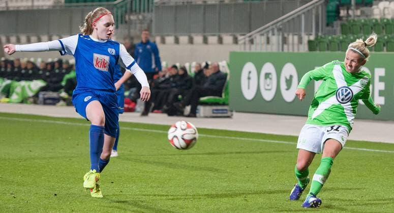 v.li.: Franziska Gieseke (SV Meppen) versucht den Schuss von Julia Simic (VfL Wolfsburg) zu blocken, Fussball, Frauen, Testspiel, VfL Wolfsburg - SV Meppen, xobx