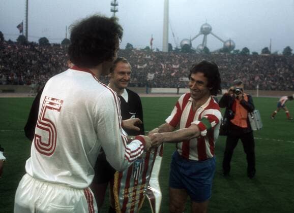 Franz Beckenbauer (FC Bayern München) und Adelardo Rodriguez (Atletico Madrid) - Wimpeltausch