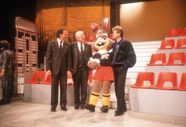 EM Maskottchen Berni wird von DFB Präsident Hermann Neuberger, Teamchef Franz Beckenbauer und Torwarttrainer Sepp Maier (alle BR Deutschland) vorgestellt
