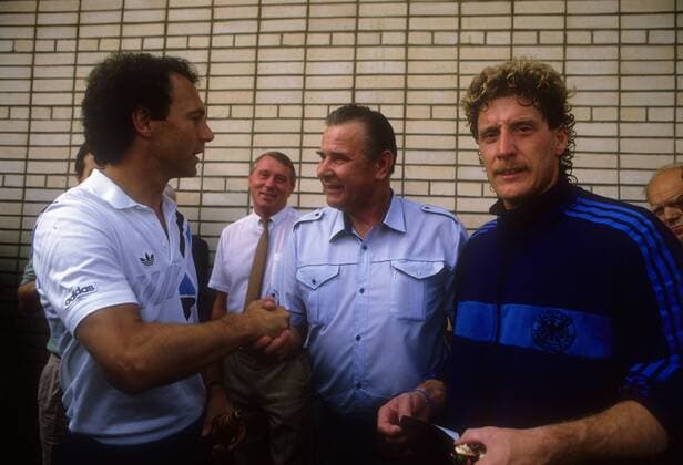 Teamchef Franz Beckenbauer und Torwart Harald -Toni- Schumacher (beide BR Deutschland) mit Torwartlegende Lev Yashin (UdSSR)