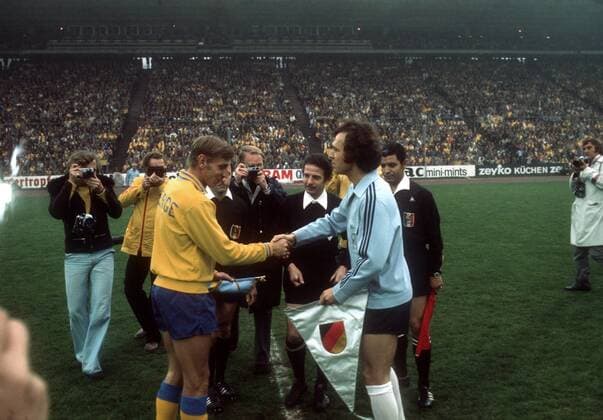 Bo Larsson (Schweden) und Franz Beckenbauer (BR Deutschland), dahinter Schiedsrichter Michel Kitabdjan (Frankreich)
