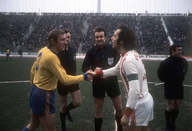 Peter Kaack (Eintracht Braunschweig) und Franz Beckenbauer (FC Bayern München), dahinter FIFA Schiedsrichter Hans Joachim Weyland