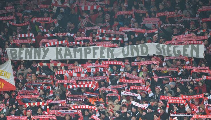 Fussball, Herren, 2. Bundesliga, Saison 2014 2015 (20. Spieltag), 1. FC Union Berlin , Fans von Union auf der Gegengerade hoffen für den an Krebs erkrankten Benjamin Köhler (1. FC Union), 07.02. 2014,