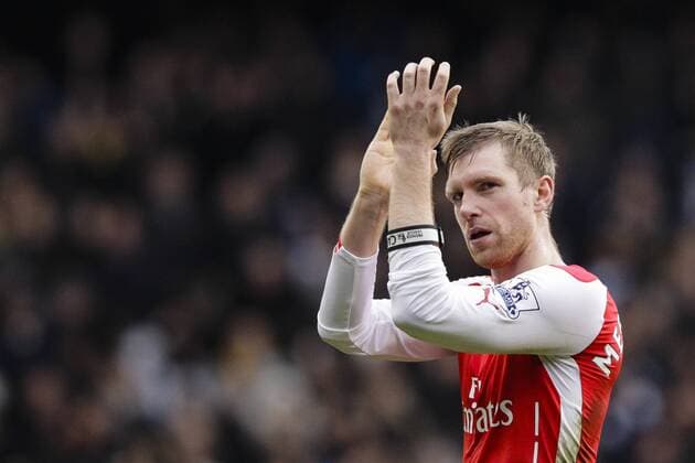Aktuell FuÃŸball, England, Premier League, Tottenham Hotspur - FC Arsenal 07.02.2015. London, England. Barclays Premier League. Tottenham Hotspur versus Arsenal. Arsenal& x2019;s Per Mertesacker applauds the away fans at the final whistle xCraigxMercerx  ActionPlus11595384