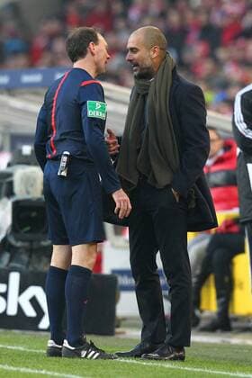 Links Schiedsrichter Florian Mayer erklaert rechts Trainer Pep Guardiola (FC Bayern Muenchen) das er den Cochingbereich nicht verlassen darf VfB Stuttgart vs. FC Bayern Muenchen, Fussball, 1.Bundesliga, 07.02.2015 , EP_HLR