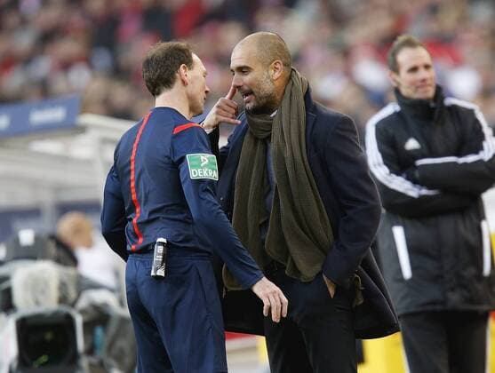 V.li. Schiedsrichter Florian Meyer und Trainer Pep Guardiola (FCB) diskutieren . VfB Stuttgart-FC Bayern München . Stuttgart, GER, 07.02.2015, 20. Spieltag Fussball-Bundesliga 2014-2015.