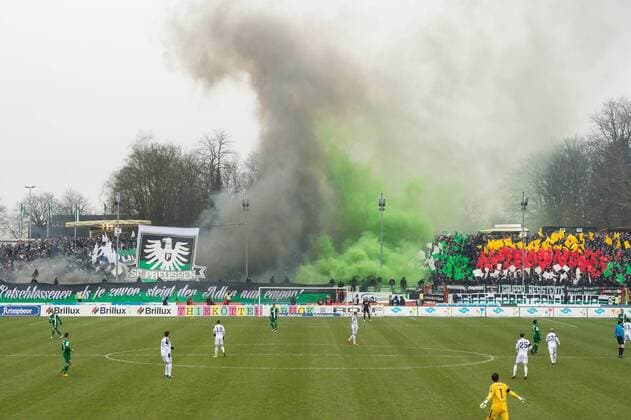 Fußball, Stadiongeschichte Preußen Münster GER, 3. FBL, Preußen Münster Preussen Muenster vs VfL Osnabrück Osnabrueck 07.02.2015, Preussen Stadion, Muenster, Deutschland, GER, 3. FBL, Preußen Münster Preussen Muenster vs VfL Osnabrück Osnabrueck, im Bild Fans Fanblock Münster Muenster Bengalo Rauchtopf Rauch Choreo Choreographie nphxKurth