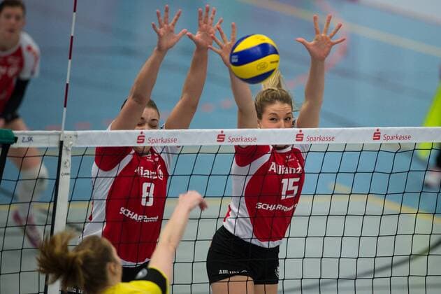 08.02.2015, Halle Berg Fidel, Muenster Volleyball, Bundesliga Frauen, USC Münster Muenster vs. MTV Allianz Stuttgart Block Doppelblock Katherine Harms ( 8 Stuttgart), Nichole Lindow ( 15 Stuttgart) - Angriff Sarah Petrausch ( 7 Muenster)