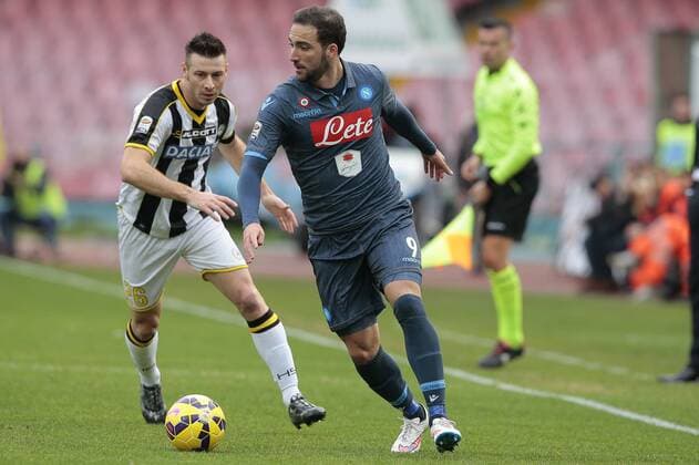 Aktuell Fußball, Italien, Serie A, SSC Neapel - Udinese Calcio Giovanni Pasquale Udinese , Gonzalo Higuain Napoli, Napoli 08-02-2015 Stadio San Paolo Football Calcio Serie A SSC Neapel vs Udinese Calcio cesarexpurini