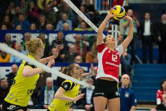 08.02.2015, Halle Berg Fidel, Muenster Volleyball, Bundesliga Frauen, USC Münster Muenster vs. MTV Allianz Stuttgart Leonie Schwertmann ( 18 Muenster), Sarah Petrausch ( 7 Muenster) - Zuspiel Athina Papafotiou ( 12 Stuttgart)