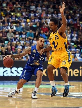 08.02.2015, xhbx, Basketball BBL, Frankfurt Skyliners - Alba Berlin, v.l. Justin Cobbs (Fraport Skyliners Frankfurt), Clifford Hammonds (Alba Berlin)