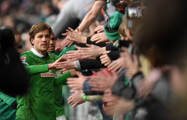 FUSSBALL 1. BUNDESLIGA SAISON 2014 2015 20. SPIELTAG SV Werder Bremen - Bayer 04 Leverkusen 08.02.2015 Clemens Fritz (SV Werder Bremen) freut sich nach dem Abpfiff bei den Fans in der Ostkurve 
