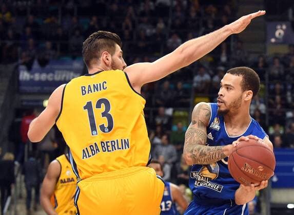 08.02.2015, xhbx, Basketball BBL, Frankfurt Skyliners - Alba Berlin, v.l. Marko Banic (Alba Berlin), Justin Cobbs (Fraport Skyliners Frankfurt)