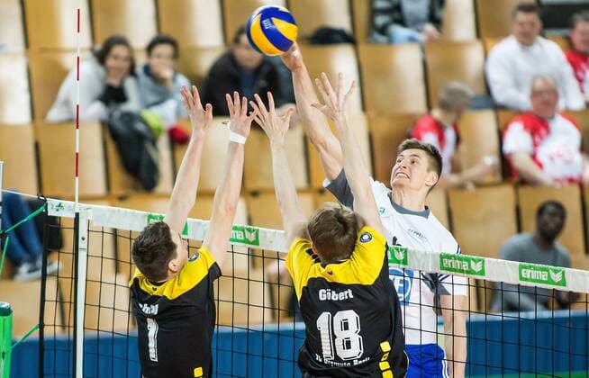 Berlin, Deutschland, 08.02.2015: Volleyball Bundesliga Saison 2014 2015 - VC Olympia Berlin - VfB Friedrichshafen. Michal Finger (Friedrichshafen 6) gegen den Block aus Timo Schlag (VCO 1), Felix Göbert Goebert (VCO 18)