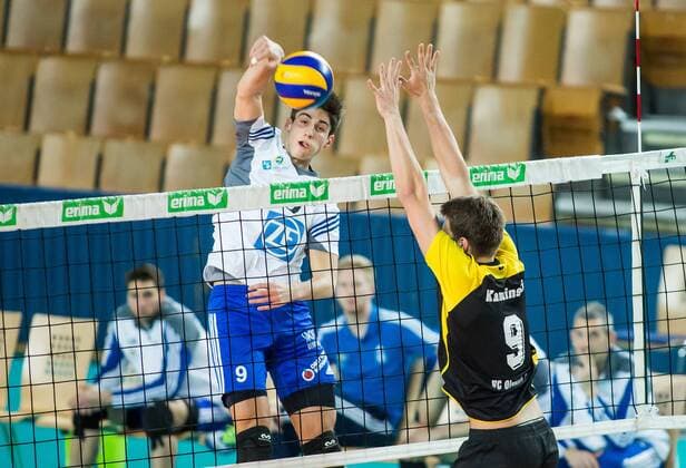 Berlin, Deutschland, 08.02.2015: Volleyball Bundesliga Saison 2014 2015 - VC Olympia Berlin - VfB Friedrichshafen. Moritz Reichert (Friedrichshafen 9) gegen den Block aus Jonas Kaminski (VCO 9)
