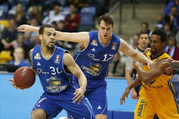 Fraport Skyliners - Alba Berlin Basketball Beko Basketball Bundesliga (Beko BBL) Hauptrunde 21. Spieltag Fraport Skyliners - Alba Berlin am 08.02.2015 in der Fraport Arena in Frankfurt-Höchst, JUSTIN COBBS (30, SKY), JOHANNES VOIGTMANN (17, SKY), CLIFFORD HAMMONDS (25, ALBA), (v.l.)