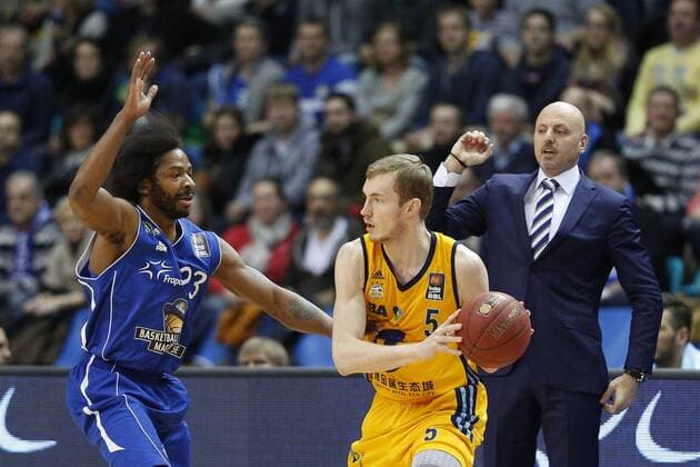 Fraport Skyliners - Alba Berlin Basketball Beko Basketball Bundesliga (Beko BBL) Hauptrunde 21. Spieltag Fraport Skyliners - Alba Berlin am 08.02.2015 in der Fraport Arena in Frankfurt-Höchst, QUANTEZ ROBERTSON (23, SKY), NIELS GIFFEY (5, ALBA), SASA OBRADOVIC (HEADCOACH ALBA BERLIN), (v.l.)