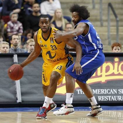 Fraport Skyliners - Alba Berlin Basketball Beko Basketball Bundesliga (Beko BBL) Hauptrunde 21. Spieltag Fraport Skyliners - Alba Berlin am 08.02.2015 in der Fraport Arena in Frankfurt-Höchst, JAMEL MCLEAN (33, ALBA), QUANTEZ ROBERTSON (23, SKY), (v.l.)