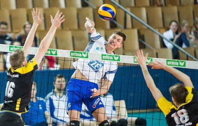 Berlin, Deutschland, 08.02.2015: Volleyball Bundesliga Saison 2014 2015 - VC Olympia Berlin - VfB Friedrichshafen. Michal Finger (Friedrichshafen 6) gegen den Block aus Timon Schippmann (VCO 16), Felix Göbert Goebert (VCO 18)
