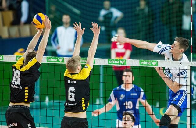 Berlin, Deutschland, 08.02.2015: Volleyball Bundesliga Saison 2014 2015 - VC Olympia Berlin - VfB Friedrichshafen. Michal Finger (Friedrichshafen 6) gegen den Block aus Felix Göbert Goebert (VCO 18), Maximilian Horn (VCO 6)