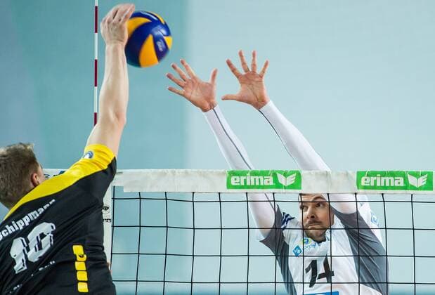Berlin, Deutschland, 08.02.2015: Volleyball Bundesliga Saison 2014 2015 - VC Olympia Berlin - VfB Friedrichshafen. Timon Schippmann (VCO 16) gegen den Block aus Baptiste Geiler (Friedrichshafen 14)